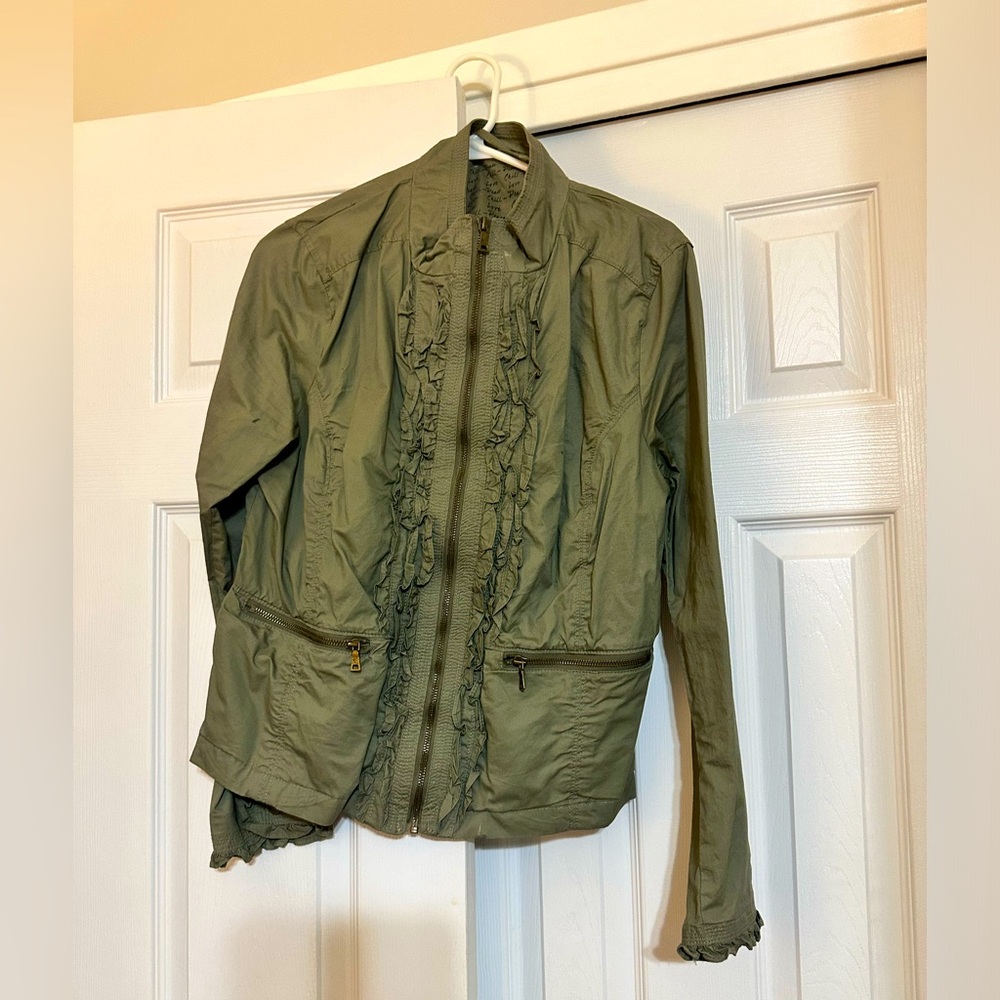 GREEN JACKET NEVER WORN NO TAGS.
